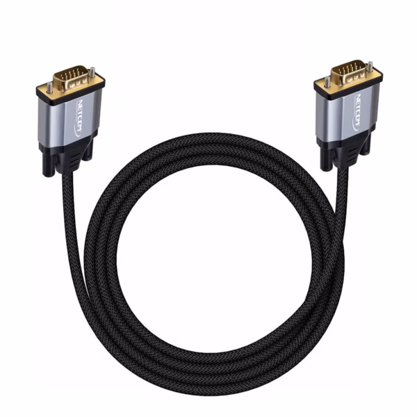 Cable VGA Premium NETCOM PE-VG0118 1.8MT D-sub 15PIN: La Imagen VGA más Nítida , Cable VGA premium de 1.8 metros Netcom PE-VG0118, mostrando su robusto cable enmallado de color negro y sus conectores de aleación de aluminio con contactos dorados, un producto de HD Multimedia PERU SAC.