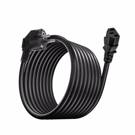 Cable de Poder Schuko 14AWG 16A 1.8 Metros NETCOM PE-PW0086: La Conexión Más Segura para tus Equipos Críticos, Cable de poder de alta resistencia Netcom PE-PW0086 de 1.8 metros, mostrando el enchufe Schuko y el conector C13 para computadora, un cable de grado médico de 14AWG de HD Multimedia PERU SAC.