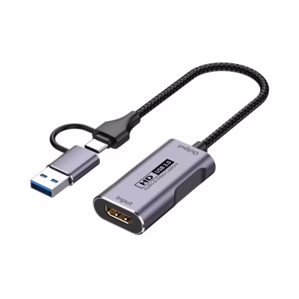 Capturadora HDMI 4K USB-C y USB 3.0 NETCOM PE-EL0285: Eleva tus Transmisiones a Nivel Pro, Capturadora de video Netcom PE-EL0285 con carcasa de aluminio, mostrando su cable enmallado con conector USB-C y adaptador a USB-A, un producto de streaming profesional de HD Multimedia PERU SAC.