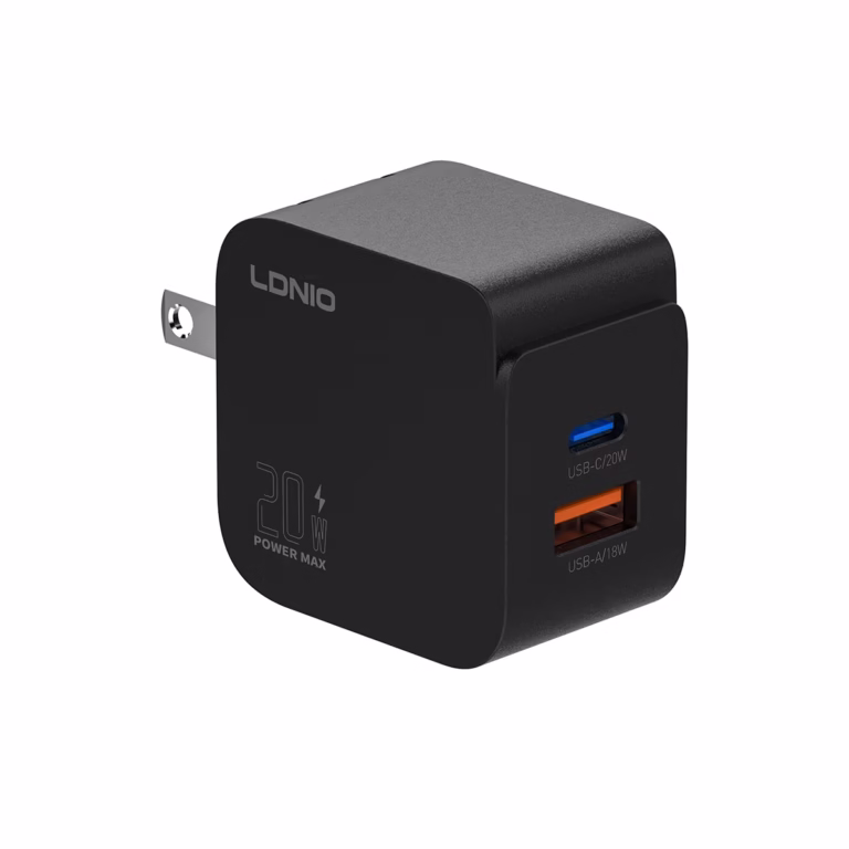 Cargador Rápido USB-C de 20W LDNIO Q1 en Perú – Compatible con iPhone y Android, Cargador de pared rápido y compacto LDNIO Q1 de 20W, de color negro, mostrando sus puertos de salida USB-C y USB-A, un producto de carga moderno de HD Multimedia PERU SAC.