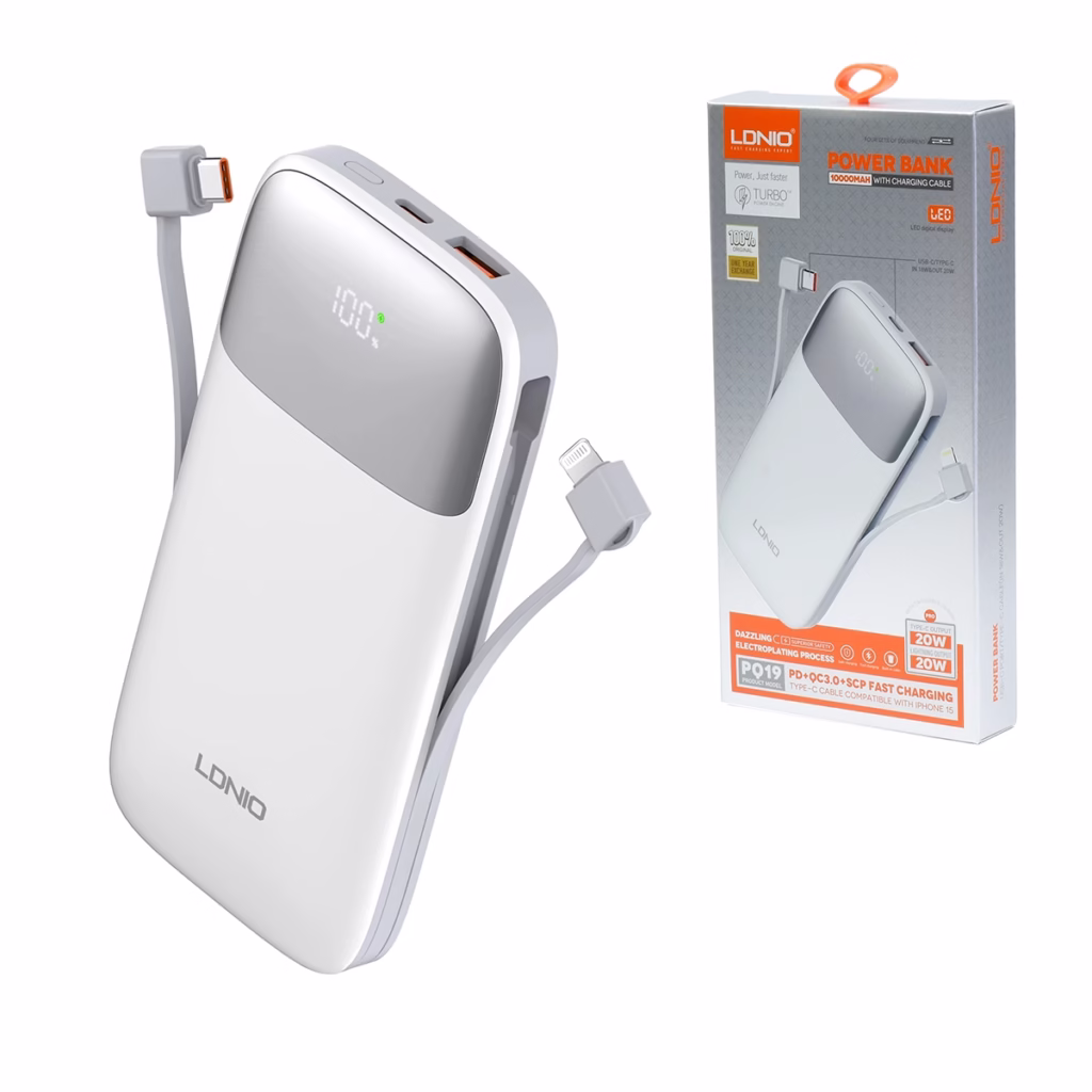 PowerBank mAh W Carga Rápida PDQCSCP LDNIO PQ Power Bank compacto LDNIO PQ de mAh color blanco mostrando su pantalla LED digital y los dos cables de carga cortos integrados USB C y Lightning un producto de HD Multimedia PERU SAC