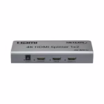 Splitter HDMI 1x2 4K@60Hz v2.0 con EDID Netcom PE-SP0072: La Solución Inteligente para Duplicar tu Señal, Divisor HDMI 1x2 4K@60Hz versión 2.0, Splitter HDMI 1x2 profesional Netcom PE-SP0072 de metal color gris, mostrando sus puertos HDMI y los selectores de modo EDID, un producto AV de alta gama de HD Multimedia PERU SAC.