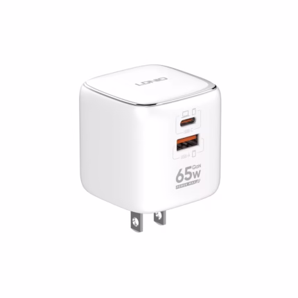 Super Cargador Viajero de 65W GaN con USB-C y USB-A PD+QC3 LDNIO Q2617, Super cargador de viaje universal LDNIO Q2617 de 65W y color blanco, mostrando su tecnología GaN compacta, sus puertos USB-C y USB-A, y sus enchufes internacionales intercambiables, producto de HD Multimedia PERU SAC.