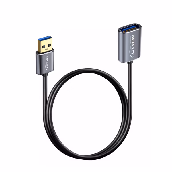 Cable Extensión USB 3.0 de 1MT NETCOM PE-CA0091: Extiende tus Conexiones sin Perder Velocidad, Cable de extensión USB 3.0 premium Netcom PE-CA0091 de 1 metro, mostrando sus robustos conectores de aleación de aluminio con contactos dorados, un producto de HD Multimedia PERU SAC.