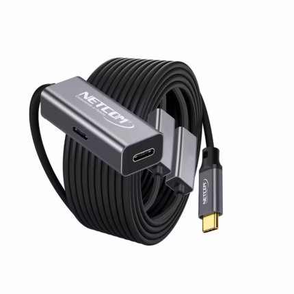 Cable Extensión USB-C 15MT Activo USB-C 3.1 Gen2 100W 5Gbps 4K@60Hz NETCOM PE-EX0215, Cable extensor USB-C activo de 15 metros Netcom PE-EX0215, mostrando el conector de entrada USB-C y el extremo hembra USB-C con su puerto de alimentación, un producto de HD Multimedia PERU SAC.