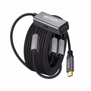 Cable Extensión USB-C 20MT Activo USB-C 3.1 Gen2 100W 5Gbps NETCOM PE-EX0220: Lleva tu Conexión de Datos USB-C a 20 Metros, Cable extensor de datos USB-C activo de 20 metros Netcom, mostrando el conector de entrada USB-C y el extremo hembra USB-C con su puerto de alimentación, un producto de HD Multimedia PERU SAC.