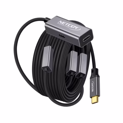 Cable Extensión USB-C 20MT Activo USB-C 3.1 Gen2 100W 5Gbps NETCOM PE-EX0220: Lleva tu Conexión de Datos USB-C a 20 Metros, Cable extensor de datos USB-C activo de 20 metros Netcom, mostrando el conector de entrada USB-C y el extremo hembra USB-C con su puerto de alimentación, un producto de HD Multimedia PERU SAC.