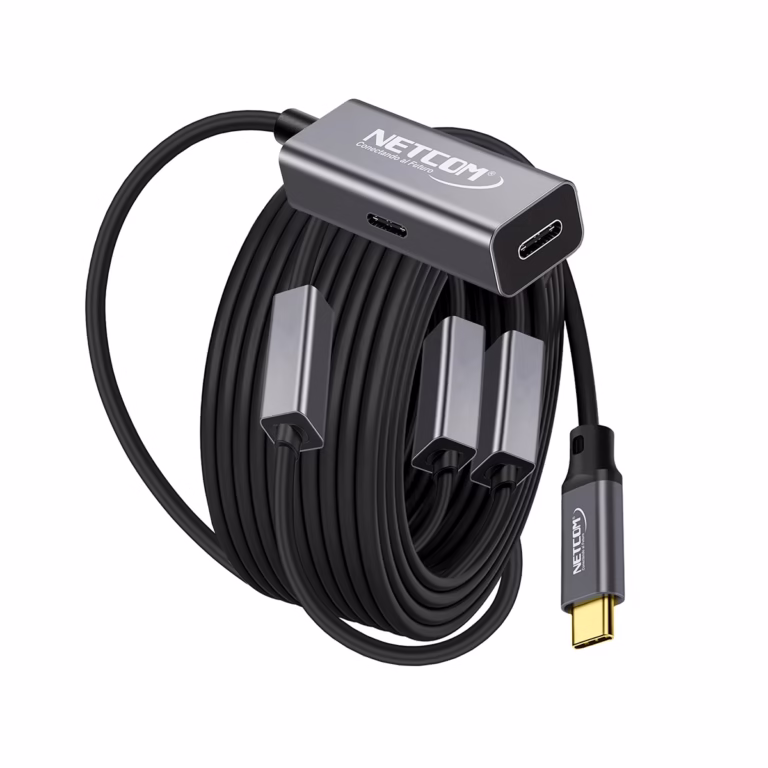 Cable Extensión USB-C 20MT Activo USB-C 3.1 Gen2 100W 5Gbps NETCOM PE-EX0220: Lleva tu Conexión de Datos USB-C a 20 Metros, Cable extensor de datos USB-C activo de 20 metros Netcom, mostrando el conector de entrada USB-C y el extremo hembra USB-C con su puerto de alimentación, un producto de HD Multimedia PERU SAC.