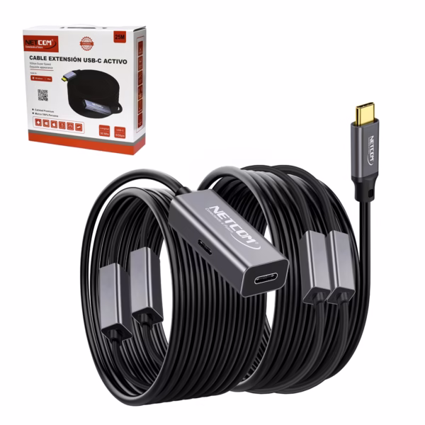 Cable Extensión USB-C 25MT Activo USB-C 3.1 Gen2 100W 5Gbps NETCOM PE-EX0225, Cable extensor de datos USB-C activo de 25 metros Netcom PE-EX0225, mostrando el conector de entrada USB-C y el extremo hembra USB-C con su puerto de alimentación, un producto de HD Multimedia PERU SAC.