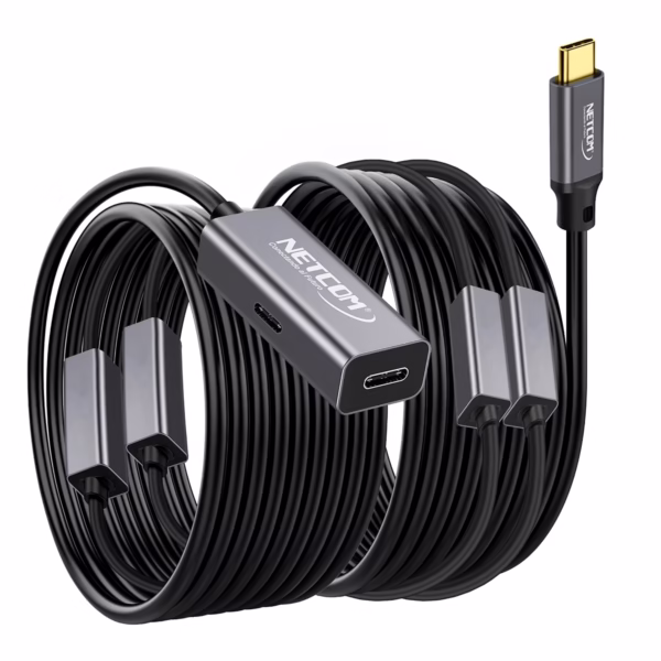 Cable Extensión USB-C 25MT Activo USB-C 3.1 Gen2 100W 5Gbps NETCOM PE-EX0225, Cable extensor de datos USB-C activo de 25 metros Netcom PE-EX0225, mostrando el conector de entrada USB-C y el extremo hembra USB-C con su puerto de alimentación, un producto de HD Multimedia PERU SAC.