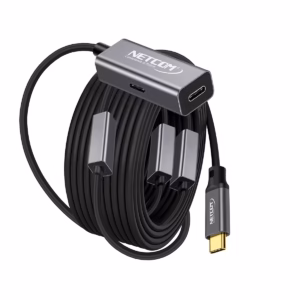 Cable Extensión USB-C 30MT Activo USB-C 3.1 Gen2 100W 5Gbps NETCOM PE-EX0230, Cable extensor de datos USB-C activo de 30 metros Netcom PE-EX0230, mostrando el conector de entrada USB-C y el extremo hembra USB-C con su puerto de alimentación, un producto de HD Multimedia PERU SAC.