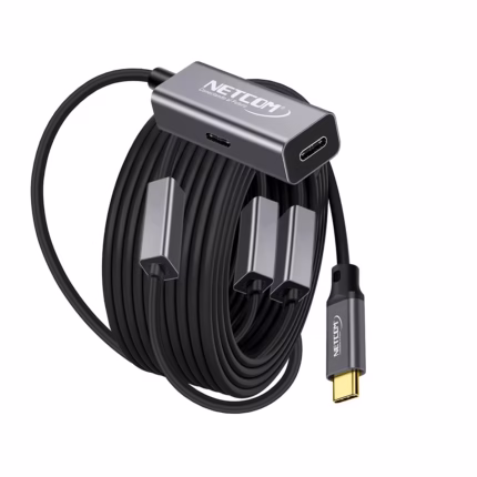 Cable Extensión USB-C 30MT Activo USB-C 3.1 Gen2 100W 5Gbps NETCOM PE-EX0230, Cable extensor de datos USB-C activo de 30 metros Netcom PE-EX0230, mostrando el conector de entrada USB-C y el extremo hembra USB-C con su puerto de alimentación, un producto de HD Multimedia PERU SAC.