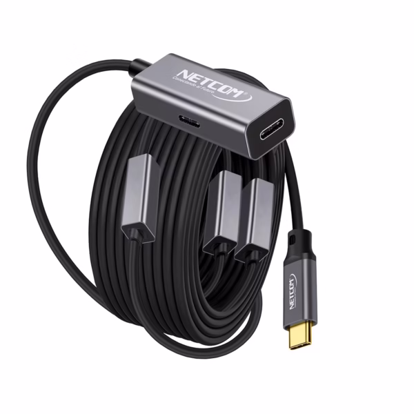 Cable Extensión USB-C 30MT Activo USB-C 3.1 Gen2 100W 5Gbps NETCOM PE-EX0230, Cable extensor de datos USB-C activo de 30 metros Netcom PE-EX0230, mostrando el conector de entrada USB-C y el extremo hembra USB-C con su puerto de alimentación, un producto de HD Multimedia PERU SAC.