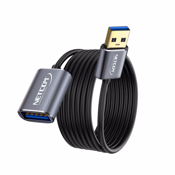 Cable Extensión USB3 de 3MT USB 3.0 5Gbps NETCOM PE-CA0093: Conecta tus dispositivos a 3 Metros, Cable de extensión USB 3.0 premium Netcom PE-CA0093 de 3 metros, mostrando sus robustos conectores de aleación de aluminio con contactos dorados, un producto de HD Multimedia PERU SAC.