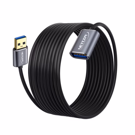 Cable Extensión USB3 de 5MT USB 3.0 5Gbps NETCOM PE-CA0094: Lleva tu Conexión USB 3.0 más Lejos, Cable de extensión USB 3.0 premium Netcom PE-CA0094 de 5 metros, mostrando sus robustos conectores de aleación de aluminio con contactos dorados, un producto de HD Multimedia PERU SAC.
