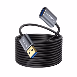Cable Extensión USB3 de 7MT USB 3.0 5Gbps NETCOM PE-CA0095: Lleva tu Conexión USB 3.0 más Lejos, Cable de extensión USB 3.0 premium Netcom PE-CA0095 de 7 metros, mostrando sus conectores de aleación de aluminio con contactos dorados, un producto de HD Multimedia PERU SAC.