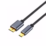 Cable USB-C a Micro-B de 1MT para Disco Duro Externo NETCOM PE-CA0104: El Cable ideal para tu Disco Externo, Cable USB-C a Micro-B 3.0 de 1 metro Netcom PE-CA0104, mostrando el conector USB-C y el conector ancho Micro-B 3.0 para discos duros, un producto de HD Multimedia PERU SAC.