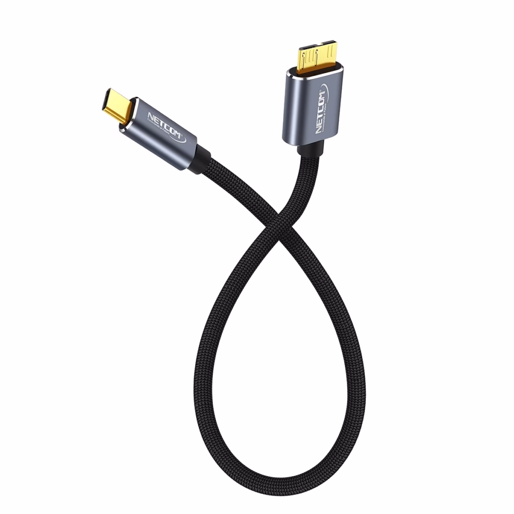Cable USB C a Micro B de cm Enmallado NETCOM PE CA La Conexión Perfecta para tu Disco Duro Portátil Cable premium USB C a Micro B  Netcom PE CA de cm enmallado mostrando sus conectores de aluminio para discos duros externos un producto de HD Multimedia PERU SAC