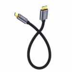Cable USB-C a Micro-B de 30cm Enmallado NETCOM PE-CA0103: La Conexión Perfecta para tu Disco Duro Portátil, Cable premium USB-C a Micro-B 3.0 Netcom PE-CA0103 de 30cm enmallado, mostrando sus conectores de aluminio para discos duros externos, un producto de HD Multimedia PERU SAC.