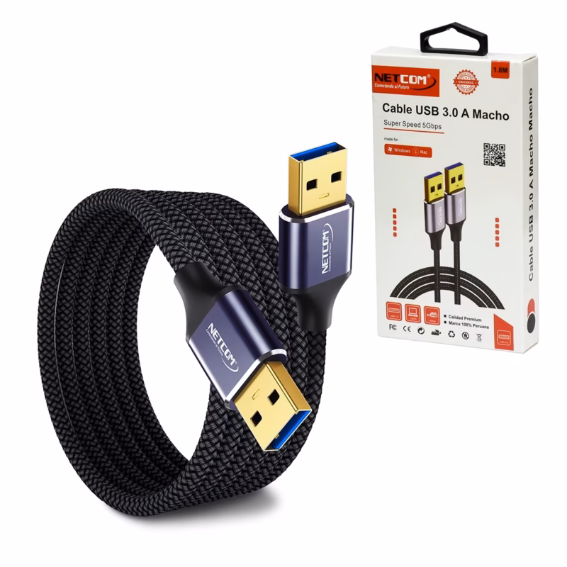 La Conexión Especializada que Necesitas: Cable USB 3.0 Macho a Macho Premium de 1.8 Metros Netcom, Cable USB 3.0 premium de 1.8 metros Netcom PE-AM0303, mostrando sus dos conectores macho USB-A con cabezales de aleación de aluminio, un producto de HD Multimedia PERU SAC. Cable USB Macho 1.8 Metros USB 3.0 5Gbps NETCOM PE-US0032