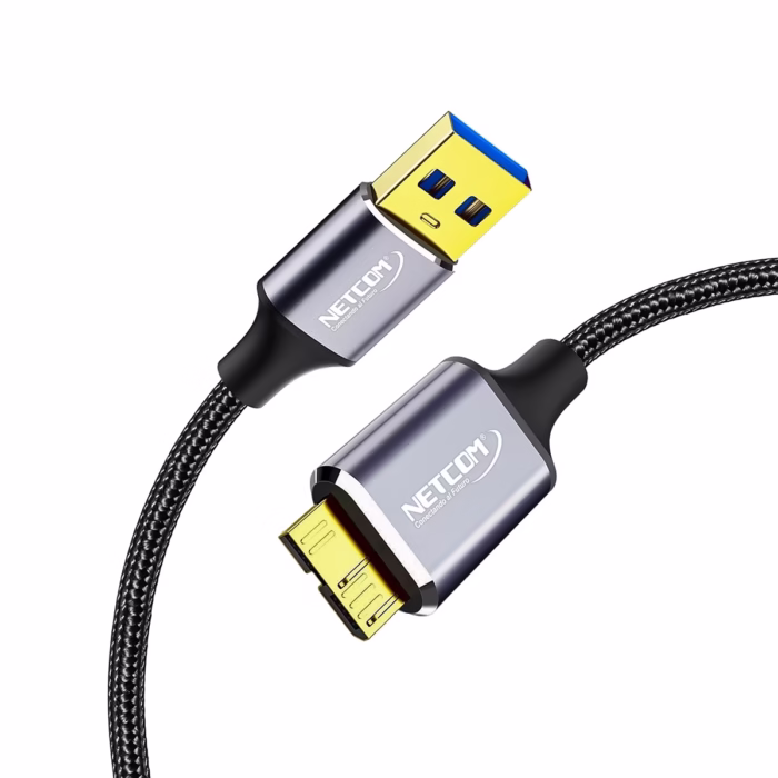 Cable USB a Micro B de cm para Disco Externo Cable Enmallado NETCOM PE CA Cable premium USB  a Micro B Netcom PE CA de cm enmallado mostrando sus conectores de aluminio para discos duros externos un producto de HD Multimedia PERU SAC Cable para Disco Externo