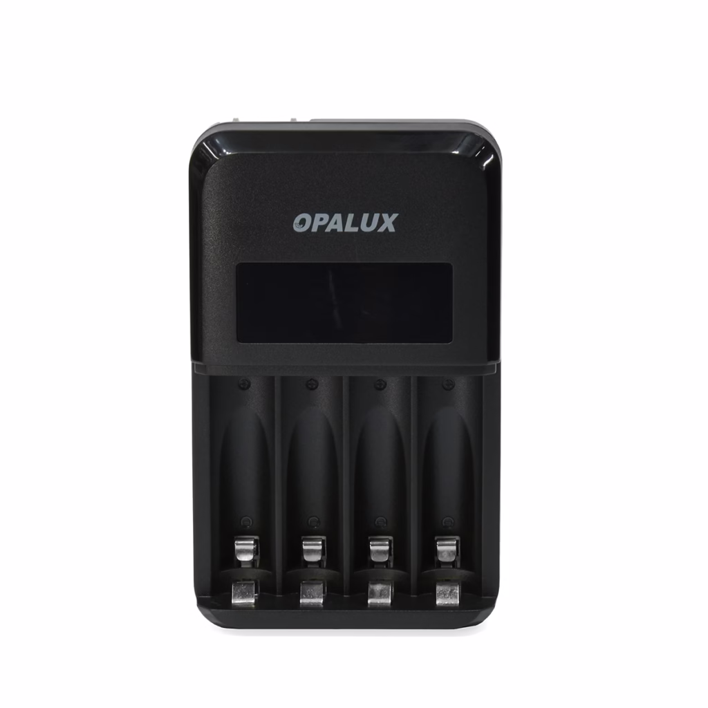Cargador de Pilas Rápido con Pantalla LCD Opalux OP BCL AAAAA Cargador de pilas rápido Opalux OP BCL con pantalla LCD mostrando el estado de carga de las pilas AA un producto de HD Multimedia PERU SAC