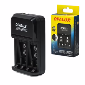 Cargador de Pilas y Baterías Ni-MH Ni-Cd Opalux OP-BC8021: El Dispositivo ideal para el Hogar o la Oficina, Cargador de pilas universal Opalux OP-BC8021 de color negro, mostrando sus 4 bahías para AA/AAA y 2 bahías para baterías 9V, un producto de HD Multimedia PERU SAC.