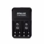 Cargador de Pilas y Baterías Ni-MH Ni-Cd Opalux OP-BC8021: El Dispositivo ideal para el Hogar o la Oficina, Cargador de pilas universal Opalux OP-BC8021 de color negro, mostrando sus 4 bahías para AA/AAA y 2 bahías para baterías 9V, un producto de HD Multimedia PERU SAC.