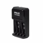 Cargador de Pilas y Baterías Ni-MH Ni-Cd Opalux OP-BC8021: El Dispositivo ideal para el Hogar o la Oficina, Cargador de pilas universal Opalux OP-BC8021 de color negro, mostrando sus 4 bahías para AA/AAA y 2 bahías para baterías 9V, un producto de HD Multimedia PERU SAC.