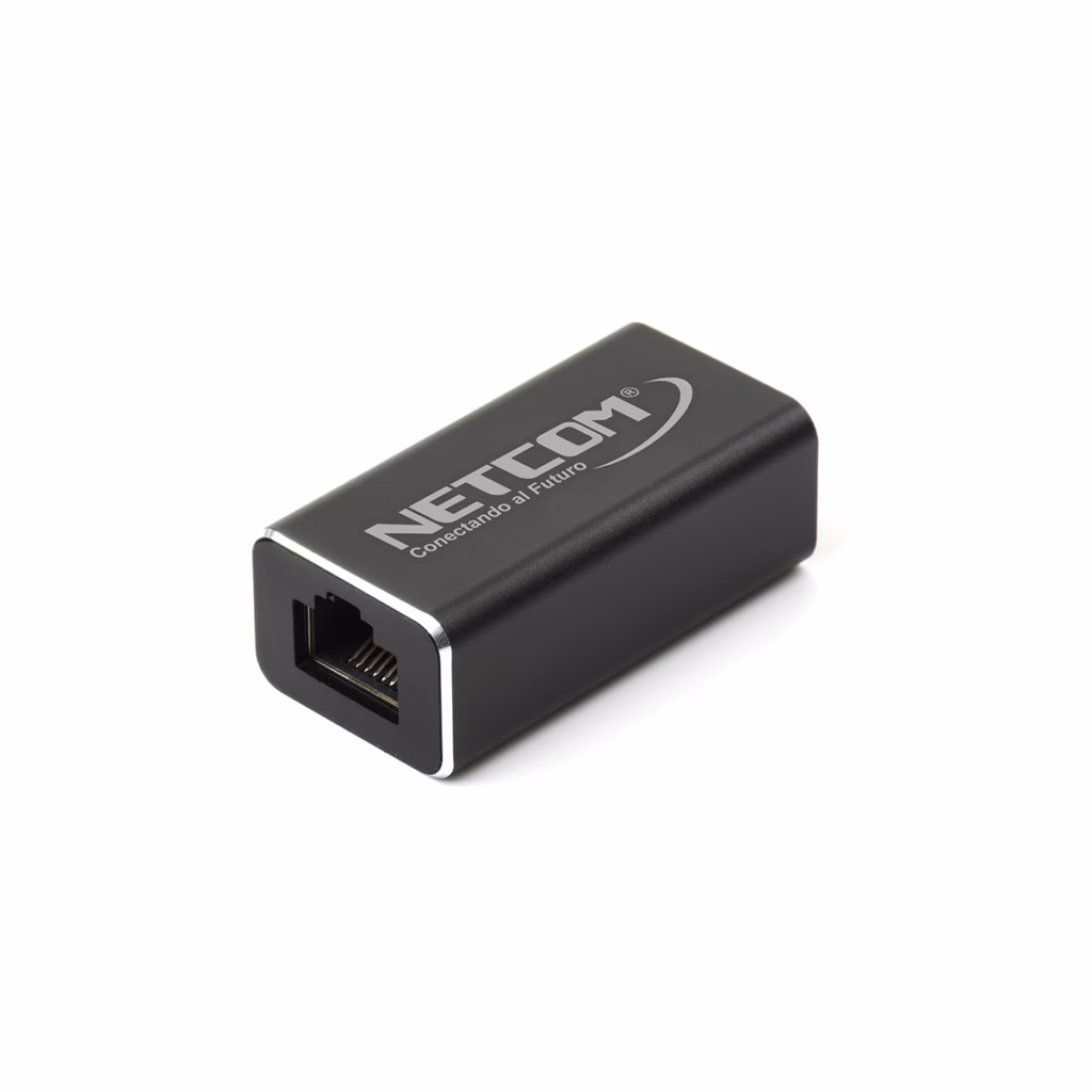 Empalme RJ Catae NETCOM PE UR Extiende tu Cable de Red con Facilidad Empalme o acoplador de red RJ metálico y blindado Cat Netcom PE UR mostrando sus dos puertos hembra para unir cables de red de Gbps un producto de HD Multimedia PERU SAC