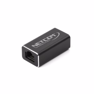 Empalme RJ45 Cat8/7/6a/6/5e NETCOM PE-UR0108: Extiende tu Cable de Red con Facilidad, Empalme o acoplador de red RJ45 metálico y blindado Cat8 Netcom PE-UR0108, mostrando sus dos puertos hembra para unir cables de red de 40Gbps, un producto de HD Multimedia PERU SAC.