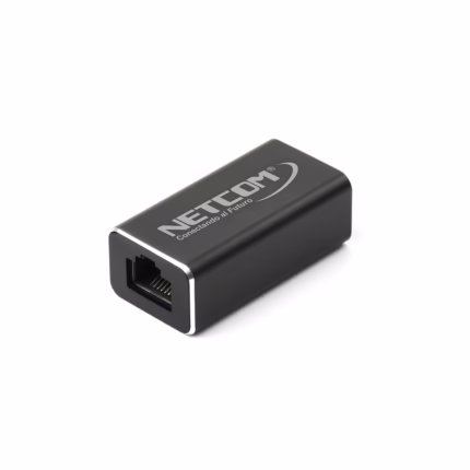 Empalme RJ45 Cat8/7/6a/6/5e NETCOM PE-UR0108: Extiende tu Cable de Red con Facilidad, Empalme o acoplador de red RJ45 metálico y blindado Cat8 Netcom PE-UR0108, mostrando sus dos puertos hembra para unir cables de red de 40Gbps, un producto de HD Multimedia PERU SAC.