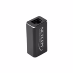 Empalme RJ45 Cat8/7/6a/6/5e NETCOM PE-UR0108: Extiende tu Cable de Red con Facilidad, Empalme o acoplador de red RJ45 metálico y blindado Cat8 Netcom PE-UR0108, mostrando sus dos puertos hembra para unir cables de red de 40Gbps, un producto de HD Multimedia PERU SAC.