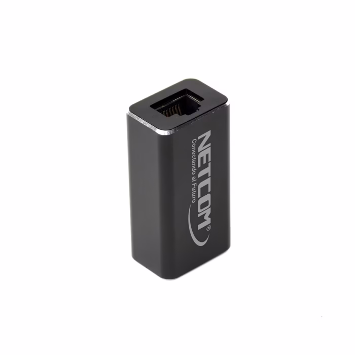 Empalme RJ Catae NETCOM PE UR Extiende tu Cable de Red con Facilidad Empalme o acoplador de red RJ metálico y blindado Cat Netcom PE UR mostrando sus dos puertos hembra para unir cables de red de Gbps un producto de HD Multimedia PERU SAC