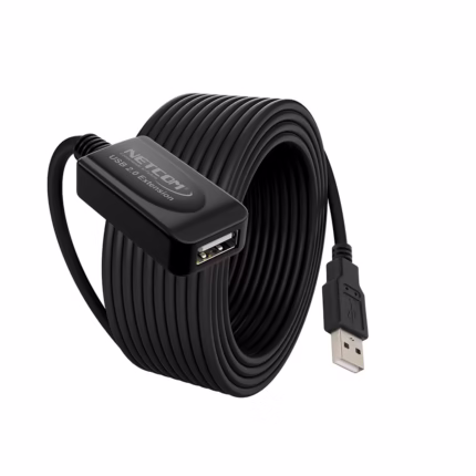 Extensión USB 12MT Activo USB 2.0 480Mbps NETCOM PE-UA0312: Lleva tu Conexión USB a 12 Metros sin Perder Señal, Cable extensor USB 2.0 activo de 12 metros Netcom PE-UA0312, mostrando el conector de entrada USB-A y el conector hembra USB-A con su booster integrado, un producto de HD Multimedia PERU SAC.