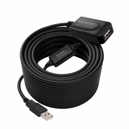Extensión USB 25MT Activo USB 2.0 480Mbps NETCOM PE-UA0325: Rompe Todas las Barreras de Distancia, Cable extensor USB 2.0 activo de 25 metros Netcom PE-UA0325, mostrando el conector de entrada USB-A y los boosters de señal integrados, un producto de HD Multimedia PERU SAC.