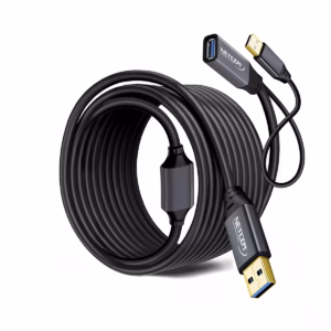 Extensión USB 3.0 15 Metros Activo 5Gbps NETCOM PE-EX0115: Conecta tus Dispositivos USB 3.0 a 15 Metros sin Perder Velocidad, Cable extensor USB 3.0 activo de 15 metros Netcom PE-EX0115, mostrando el conector de entrada USB-A y el extremo hembra USB-A con su conector de alimentación auxiliar, un producto de HD Multimedia PERU SAC.