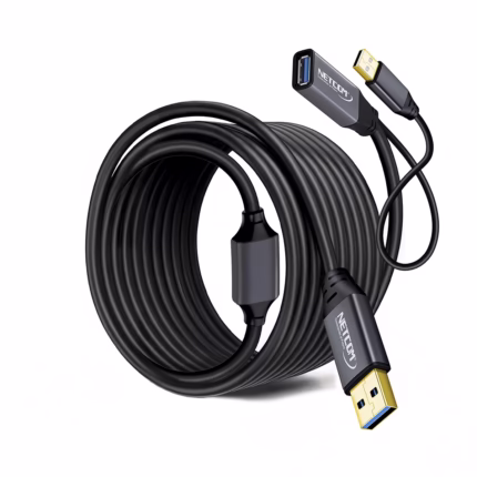 Extensión USB 3.0 15 Metros Activo 5Gbps NETCOM PE-EX0115: Conecta tus Dispositivos USB 3.0 a 15 Metros sin Perder Velocidad, Cable extensor USB 3.0 activo de 15 metros Netcom PE-EX0115, mostrando el conector de entrada USB-A y el extremo hembra USB-A con su conector de alimentación auxiliar, un producto de HD Multimedia PERU SAC.