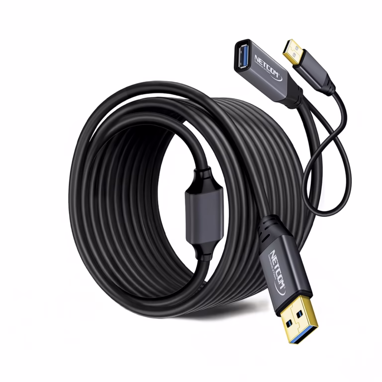 Extensión USB 3.0 15 Metros Activo 5Gbps NETCOM PE-EX0115: Conecta tus Dispositivos USB 3.0 a 15 Metros sin Perder Velocidad, Cable extensor USB 3.0 activo de 15 metros Netcom PE-EX0115, mostrando el conector de entrada USB-A y el extremo hembra USB-A con su conector de alimentación auxiliar, un producto de HD Multimedia PERU SAC.