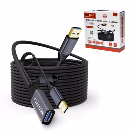 Extensión USB 3.0 20MT Activo 5Gbps NETCOM PE-EX0120: Lleva tu Conexión USB 3.0 a 20 Metros sin Perder Velocidad, Cable extensor USB 3.0 activo de 20 metros Netcom, mostrando el conector de entrada USB-A y el extremo hembra USB-A con su conector de alimentación auxiliar, un producto de HD Multimedia PERU SAC.