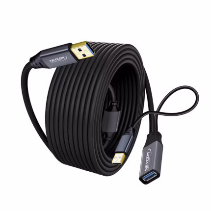 Extensión USB 3.0 20MT Activo 5Gbps NETCOM PE-EX0120: Lleva tu Conexión USB 3.0 a 20 Metros sin Perder Velocidad, Cable extensor USB 3.0 activo de 20 metros Netcom, mostrando el conector de entrada USB-A y el extremo hembra USB-A con su conector de alimentación auxiliar, un producto de HD Multimedia PERU SAC.
