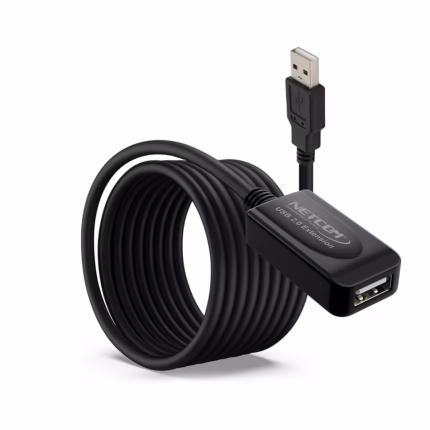 Extensión USB 5 Metros Activo USB 2.0 480Mbps NETCOM PE-UA0305: Lleva tu Conexión USB lejos sin Perder Señal, Cable extensor USB 2.0 activo de 5 metros Netcom PE-UA0305, mostrando el conector de entrada USB-A y el conector hembra USB-A con su booster integrado, un producto de HD Multimedia PERU SAC.