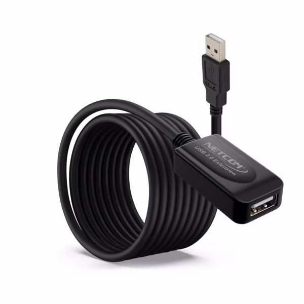 Extensión USB 5 Metros Activo USB 2.0 480Mbps NETCOM PE-UA0305: Lleva tu Conexión USB lejos sin Perder Señal, Cable extensor USB 2.0 activo de 5 metros Netcom PE-UA0305, mostrando el conector de entrada USB-A y el conector hembra USB-A con su booster integrado, un producto de HD Multimedia PERU SAC.