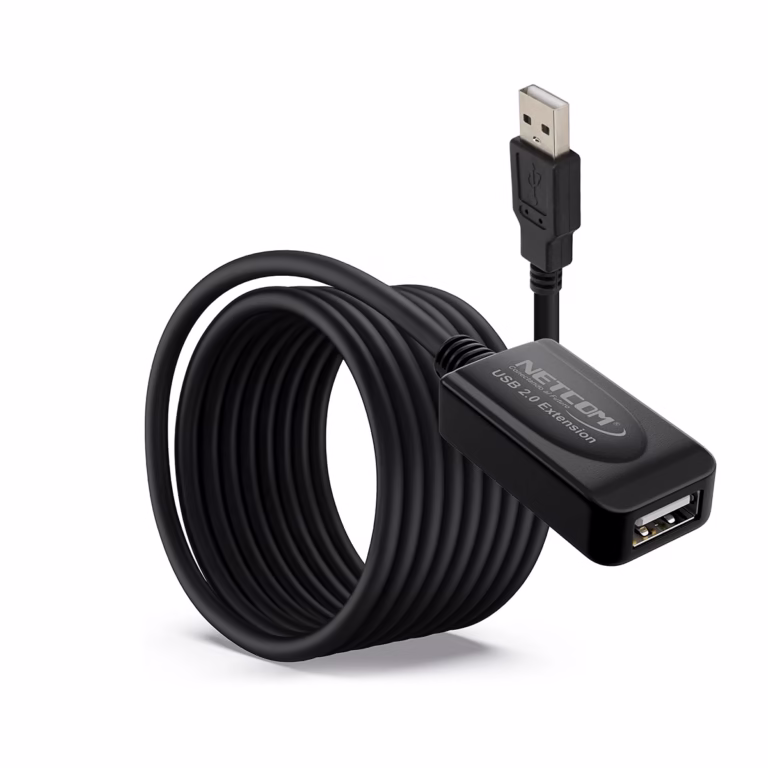 Extensión USB 5 Metros Activo USB 2.0 480Mbps NETCOM PE-UA0305: Lleva tu Conexión USB lejos sin Perder Señal, Cable extensor USB 2.0 activo de 5 metros Netcom PE-UA0305, mostrando el conector de entrada USB-A y el conector hembra USB-A con su booster integrado, un producto de HD Multimedia PERU SAC.