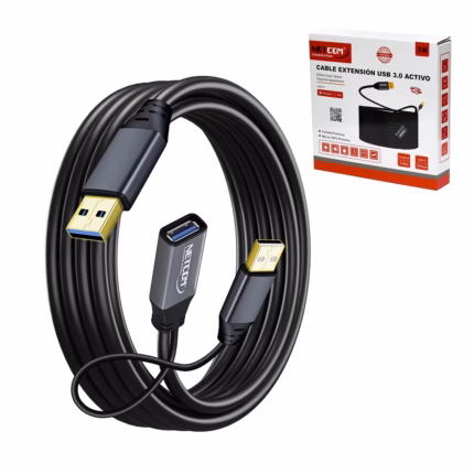Extensión USB Activo 5MT USB 3.0 5Gbps NETCOM PE-EX0105: Extiende tu Conexión USB 3.0 a 5 Metros sin Perder Velocidad, Cable extensor USB 3.0 activo de 5 metros Netcom PE-EX0105, mostrando el conector de entrada USB-A y el extremo hembra USB-A con su conector de alimentación auxiliar, un producto de HD Multimedia PERU SAC.