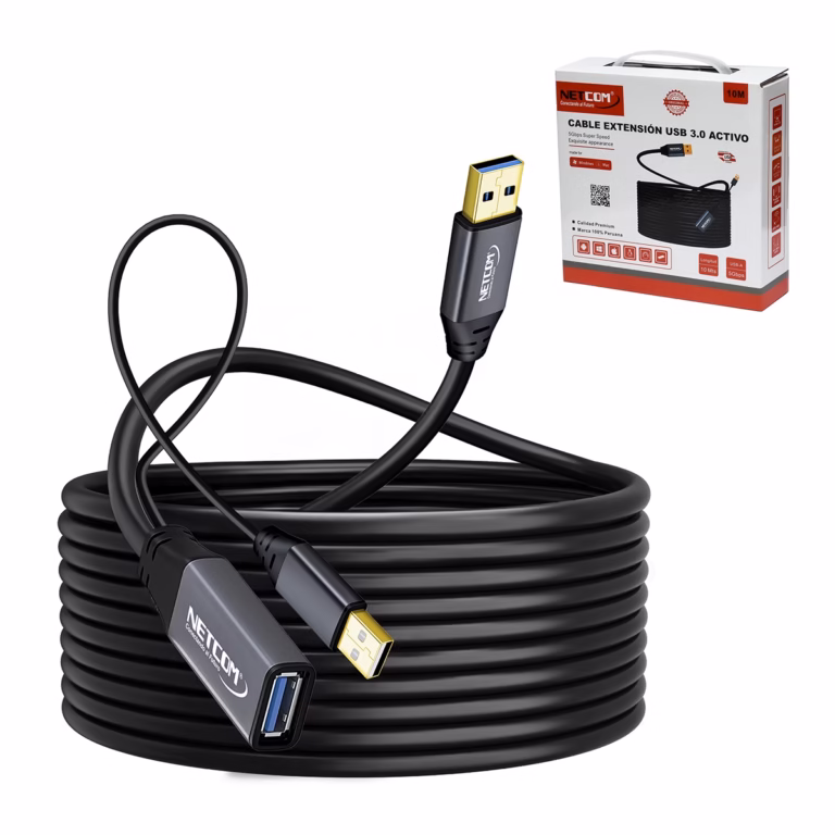 Extensión USB Activa 10MT USB 3.0 5Gbps NETCOM PE-EX0110: Lleva tu Conexión USB 3.0 a 10 Metros sin Perder Velocidad, Cable extensor USB 3.0 activo de 10 metros Netcom PE-EX0110, mostrando el conector de entrada USB-A y el extremo hembra USB-A con su conector de alimentación auxiliar, un producto de HD Multimedia PERU SAC.