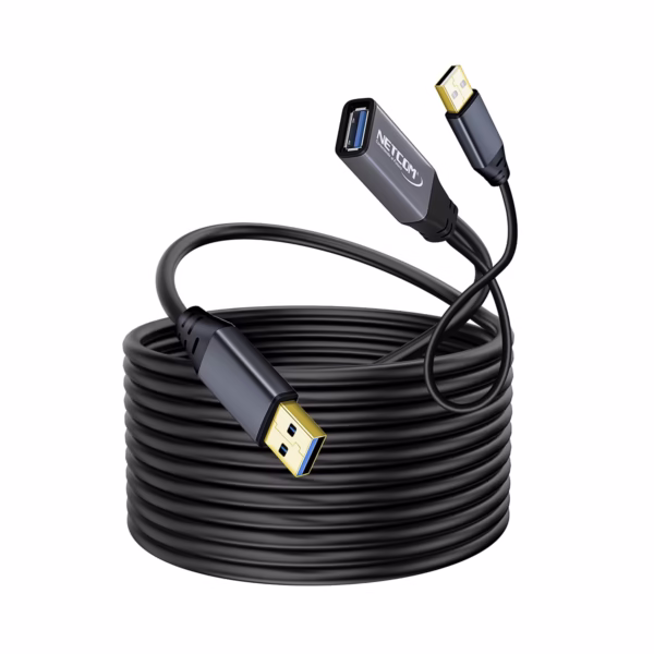 Extensión USB Activa 10MT USB 3.0 5Gbps NETCOM PE-EX0110: Lleva tu Conexión USB 3.0 a 10 Metros sin Perder Velocidad, Cable extensor USB 3.0 activo de 10 metros Netcom PE-EX0110, mostrando el conector de entrada USB-A y el extremo hembra USB-A con su conector de alimentación auxiliar, un producto de HD Multimedia PERU SAC.
