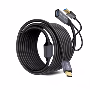 Extensión USB-C a USB-A de 20MT Activo 5GBPS 60W NETCOM PE-EX0320: Extiende tu Conexión USB-C a 20 Metros sin Perder Velocidad, Cable extensor USB-C activo de 20 metros Netcom PE-EX0320, mostrando el conector de entrada USB-C y el extremo hembra USB-A con su conector de alimentación, un producto de HD Multimedia PERU SAC.