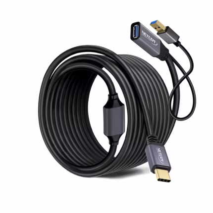 Extensión USB-C a USB-A de 20MT Activo 5GBPS 60W NETCOM PE-EX0320: Extiende tu Conexión USB-C a 20 Metros sin Perder Velocidad, Cable extensor USB-C activo de 20 metros Netcom PE-EX0320, mostrando el conector de entrada USB-C y el extremo hembra USB-A con su conector de alimentación, un producto de HD Multimedia PERU SAC.