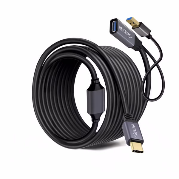 Extensión USB-C a USB-A de 20MT Activo 5GBPS 60W NETCOM PE-EX0320: Extiende tu Conexión USB-C a 20 Metros sin Perder Velocidad, Cable extensor USB-C activo de 20 metros Netcom PE-EX0320, mostrando el conector de entrada USB-C y el extremo hembra USB-A con su conector de alimentación, un producto de HD Multimedia PERU SAC.